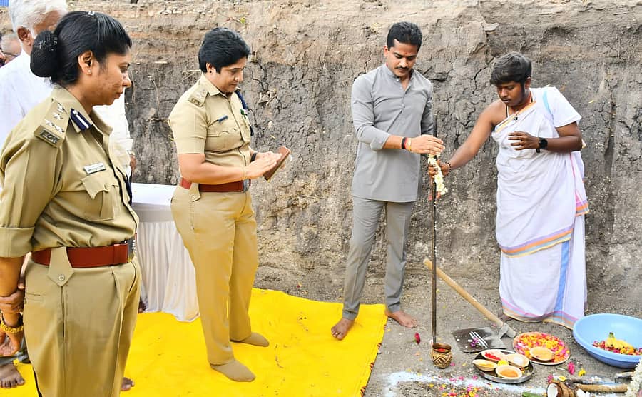 ಪೊಲೀಸ್‌ ವಸತಿಗೃಹಗಳ ನಿರ್ಮಾಣ ಕಾಮಗಾರಿಗೆ ಶಾಸಕ ನಾರಾ ಭರತ್‌ ರೆಡ್ಡಿ ಗುರುವಾರ ನಗರದ ಡಿಎಆರ್‌ ಆವರಣದಲ್ಲಿ ಅಡಿಗಲ್ಲು ಹಾಕಿದರು. ಬಳ್ಳಾರಿ ವಲಯ ಡಿಐಜಿ ವರ್ತಿಕಾ ಕಟಿಯಾರ್‌, ಎಸ್‌ಪಿ ಡಾ. ಶೋಭಾರಾಣಿ ವಿ.ಜೆ ಇದ್ದರು