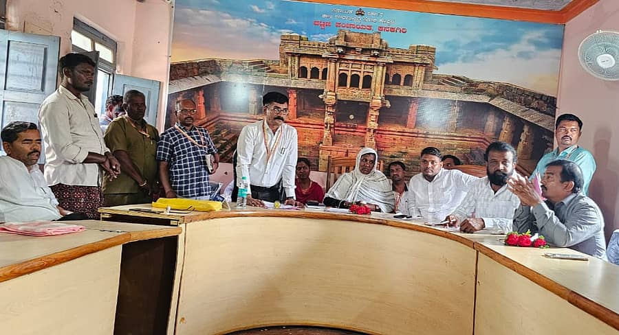 ಕನಕಗಿರಿಯ ಪಟ್ಟಣ ಪಂಚಾಯಿತಿಯ ಸಭಾಂಗಣದಲ್ಲಿ ಬುಧವಾರ ಅಧ್ಯಕ್ಷೆ ಹುಸೇನಬೀ ಅಧ್ಯಕ್ಷತೆಯಲ್ಲಿ ಸಾಮಾನ್ಯ ಸಭೆ ನಡೆಯಿತು