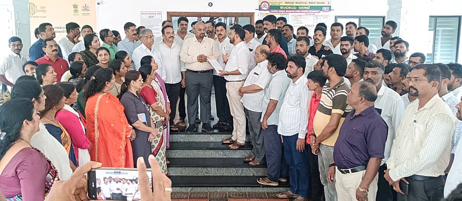 ಕಾರ್ಕಳ ತಾಲ್ಲೂಕಿನ ಬೈಲೂರು ಪರಶುರಾಮ ಮೂರ್ತಿಯ ಕುರಿತು ಅಪಪ್ರಚಾರ ಮಾಡಿದ ಕಾಂಗ್ರೆಸ್ ಮುಖಂಡ ಮತ್ತವರ ಬೆಂಬಲಿಗರ ವಿರುದ್ಧ ಕ್ರಿಮಿನಲ್ ಕೇಸ್ ದಾಖಲಿಸಲು ಕೋರಿ ಬುಧವಾರ ಬಿಜೆಪಿ ಕಾರ್ಯಕರ್ತರು ತಾಲ್ಲೂಕು ತಹಶೀಲ್ದಾರ್ ಅವರಿಗೆ ಮನವಿ ಸಲ್ಲಿಸಿದರು.