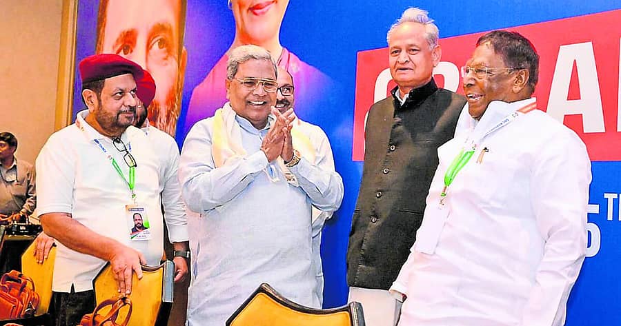<div class="paragraphs"><p>ಎಐಸಿಸಿ ಒಬಿಸಿ ಸಲಹಾ ಮಂಡಳಿ ಸಭೆಯಲ್ಲಿ ಮಂಡಳಿಯ ಸಂಚಾಲಕ ಅನಿಲ್ ಜೈ ಹಿಂದ್, ಸಿದ್ದರಾಮಯ್ಯ, ಮಾಜಿ ಮುಖ್ಯಮಂತ್ರಿಗಳಾದ ರಾಜಸ್ಥಾನದ ಅಶೋಕ್‌ ಗೆಹಲೋತ್, ಪುದುಚೇರಿಯ ವಿ. ನಾರಾಯಣಸ್ವಾಮಿ ಇದ್ದಾರೆ</p></div>