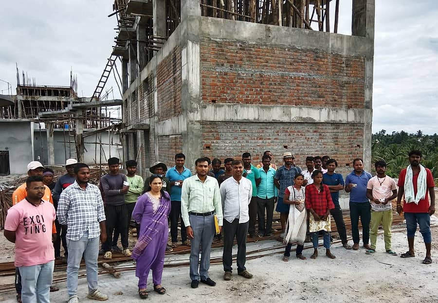 ರಾಮನಾಥಪುರ ಹೋಬಳಿಯ ಹನ್ಯಾಳು ಬಳಿ ಜಲಜೀವನ್ ಮಿಷನ್ ಘಟಕ ಕಾಮಗಾರಿಯ ಬಳಿ ಕಾರ್ಮಿಕರ ತಪಾಸಣೆಯನ್ನು ಜಿಲ್ಲಾ ಕಾರ್ಮಿಕ ಇಲಾಖೆ ಮುಖ್ಯಸ್ಥೆ ಯಮುನಾ ಹಾಗೂ ಅಧಿಕಾರಿಗಳು ನಡೆಸಿದರು 