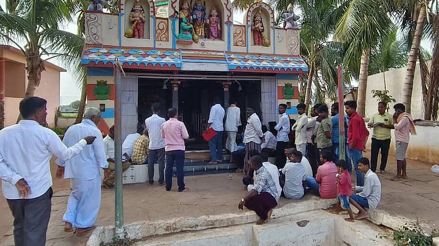 ಕೊಪ್ಪಳ ತಾಲ್ಲೂಕಿನ ಮಂಗಳಾಪುರದಲ್ಲಿ ಮಂಗಳವಾರ ನಡೆದ ಸಭೆಯಲ್ಲಿ ಪಾಲ್ಗೊಂಡಿದ್ದ ಗ್ರಾಮಸ್ಥರು