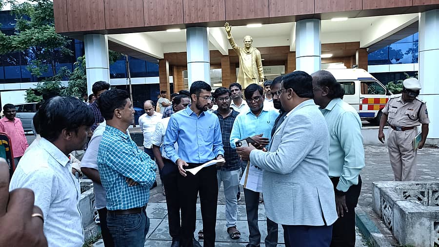 ರಾಯಚೂರಿನ ಒಪೆಕ್ ಆಸ್ಪತ್ರೆಗೆ ಬುಧವಾರ ಜಿಲ್ಲಾಧಿಕಾರಿ ನಿತೀಶ್ ಕೆ. ಭೇಟಿ ನೀಡಿ ಆವರಣ ಸ್ವಚ್ಛವಿಟ್ಟುಕೊಂಡು ಉದ್ಯಾನ ಅಭಿವೃದ್ಧಿ ಪಡಿಸಬೇಕು ಎಂದು ಅಧಿಕಾರಿಗಳಿಗೆ ಸೂಚನೆ ನೀಡಿದರು