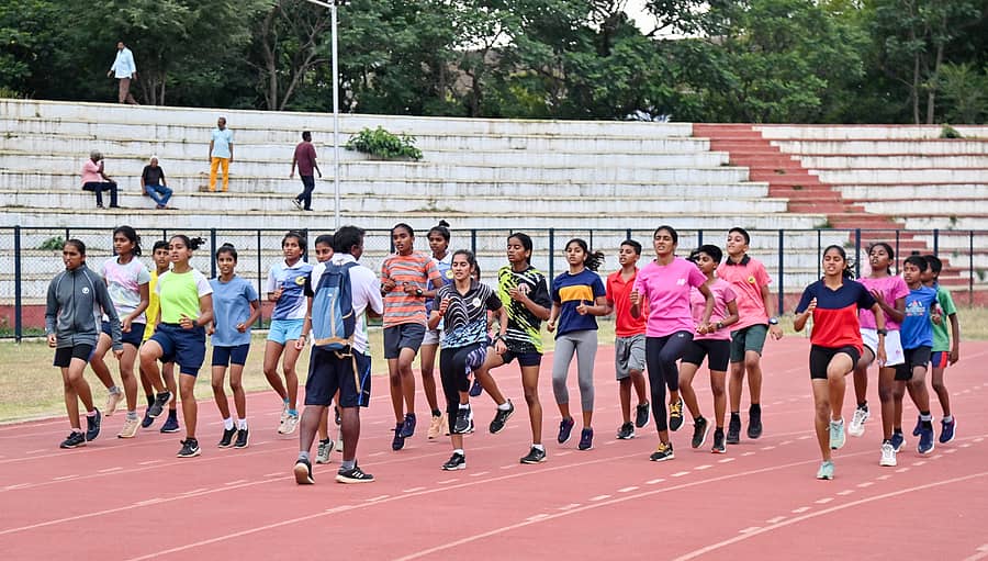 ಮೈಸೂರಿನ ಚಾಮುಂಡಿ ವಿಹಾರ ಕ್ರೀಡಾಣಗಂದಲ್ಲಿ ಕ್ರೀಡಾಪಟುಗಳು ಅಭ್ಯಾಸ ಮಾಡುತ್ತಿರುವುದು