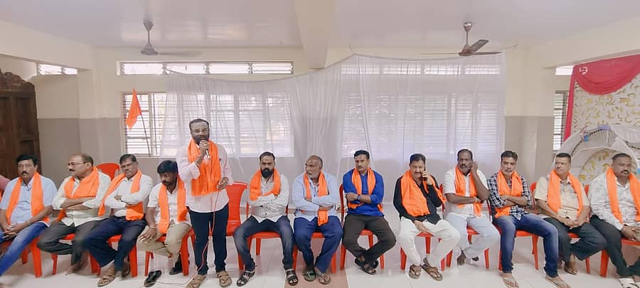 ಹಿಂದೂ ಗಣಪತಿ ಉತ್ಸವ ಆಯೋಜನೆ ಸಂಬಂಧ ನಡೆದ ಸಭೆಯಲ್ಲಿ ಜಿತೇಂದ್ರ ಹುಲಿಕುಂಟೆ ಮಾತನಾಡಿದರು