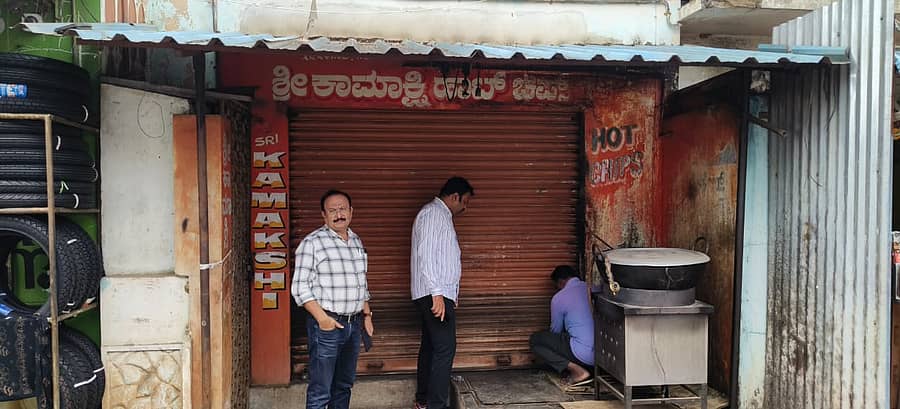 ಕೊಳ್ಳೇಗಾಲ ಕೃತಕ ಬಣ್ಣವನ್ನು ಉಪಯೋಗಿಸಿ ಚಿಪ್ಸ್ ಗಳನ್ನು ಮಾರುತಿದ್ದ ಚಿಪ್ಸ್ ಅಂಗಡಿಯ ಮೇಲೆ ನಗರಸಭೆ ಅಧಿಕಾರಿಗಳು ದಾಳಿ ಮಾಡಿ ಅಂಗಡಿಯನ್ನು ಬಂದ್ ಮಾಡಿದ್ದಾರೆ.