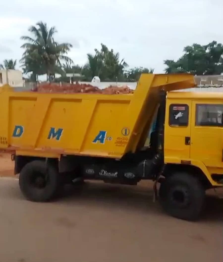 ಲಕ್ಷ್ಮೇಶ್ವರ ತಾಲ್ಲೂಕಿನ ಶೆಟ್ಟಿಕೇರಿ-ಅಕ್ಕಿಗುಂದ ನಡುವೆ ಮಾಲ್ಕಿ ಜಮೀನಿನಲ್ಲಿ ಮಣ್ಣನ್ನು ಸಾಗಿಸುವಾಗ ಅಕ್ಕಿಗುಂದ ಗ್ರಾಮಸ್ಥರು ಬುಧವಾರ ಅದನ್ನು ತಡೆ ಹಿಡಿದಿದ್ದರು