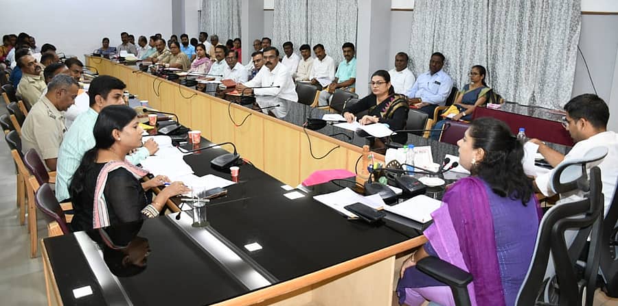 ಕಲಬುರಗಿಯಲ್ಲಿ ಬುಧವಾರ ನಡೆದ ಸಭೆಯಲ್ಲಿ ಜಿಲ್ಲಾಧಿಕಾರಿ ಫೌಜಿಯಾ ತರನ್ನುಮ್ ಮಾತನಾಡಿದರು. ಜಿಲ್ಲಾ ಪಂಚಾಯಿತಿ ಸಿಇಒ ಭಂವರ್‌ಸಿಂಗ್ ಮೀನಾ ಇದ್ದಾರೆ