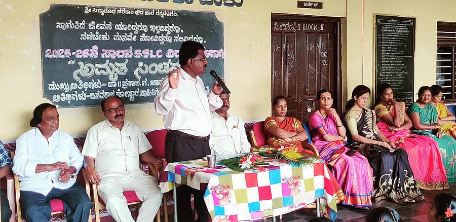 ಮಹಾಲಿಂಗಪುರ ಸಮೀಪದ ರನ್ನಬೆಳಗಲಿಯ ಸಿದ್ಧಾರೂಢ ಸರ್ಕಾರಿ ಪ್ರೌಢಶಾಲೆಯಲ್ಲಿ ಹತ್ತನೇ ವರ್ಗದ ವಿದ್ಯಾರ್ಥಿಗಳಿಗೆ ಹಮ್ಮಿಕೊಂಡ ‘ಅಮೃತ ಸಿಂಚನ’ ಕಾರ್ಯಕ್ರಮದಲ್ಲಿ ಪ್ರಕಾಶ ಖಾಡೆ ಮಾತನಾಡಿದರು