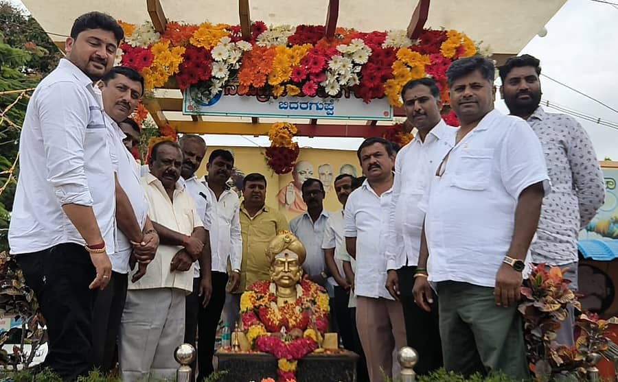 ಆನೇಕಲ್ ತಾಲ್ಲೂಕಿನ ಬಿದರಗುಪ್ಪೆಯಲ್ಲಿ ನಾಡಪ್ರಭು ಕೆಂಪೇಗೌಡ ಜಯಂತಿ ಕಾರ್ಯಕ್ರಮದ ಪ್ರಯುಕ್ತ ಕೆಂಪೇಗೌಡರ ಪುತ್ಥಳಿಗೆ ಪುಷ್ಪನಮನ ಸಲ್ಲಿಸಲಾಯಿತು