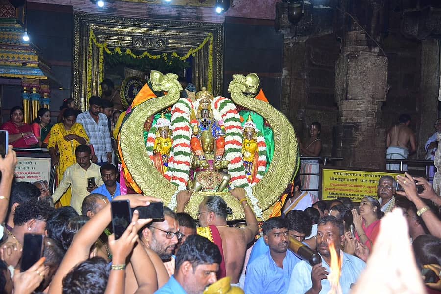 ಮೇಲುಕೋಟೆಯಲ್ಲಿ ಚೆಲುವನಾರಾಯಣ ಸ್ವಾಮಿಯ ಕೃಷ್ಣರಾಜಮುಡಿ ಬ್ರಹ್ಮೋತ್ಸವ ಬುಧವಾರ ರಾತ್ರಿ ವೈಭವದಿಂದ ನಡೆಯಿತು 