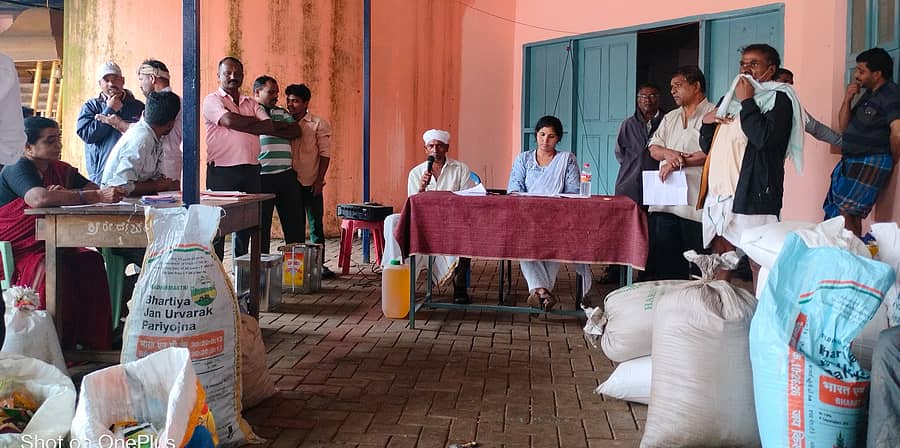 ಸೊರಬ ತಾಲ್ಲೂಕಿನ ಚಂದ್ರಗುತ್ತಿ ರೇಣುಕಾಂಬ ದೇವಸ್ಥಾನಕ್ಕೆ ಭಕ್ತರಿಂದ ಹರಕೆ ರೂಪದಲ್ಲಿ ಬಂದ ವಸ್ತುಗಳನ್ನು ಬಹಿರಂಗ ಹರಾಜು ಮಾಡಲಾಯಿತು