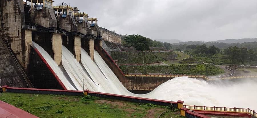 ಹಾರಂಗಿ ಜಲಾಶಯದಿಂದ ಈಚೆಗೆ ನದಿಗೆ ನೀರು ಬಿಡಲಾಯಿತು