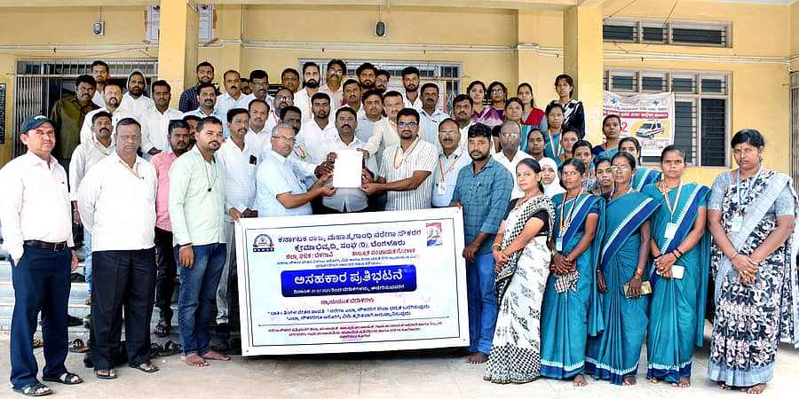 ಮಹಾತ್ಮ ಗಾಂಧಿ ರಾಷ್ಟ್ರೀಯ ಗ್ರಾಮೀಣ ಉದ್ಯೋಗ ಖಾತ್ರಿ ಯೋಜನೆಯಡಿ ಹೊರಗುತ್ತಿಗೆ ಆಧಾರದ ಮೇರೆಗೆ ವಿವಿಧ ಹುದ್ದೆಗಳಲ್ಲಿ ಕರ್ತವ್ಯ ನಿರ್ವಹಿಸುತ್ತಿರುವ ಸಿಬ್ಬಂದಿಯು ಗೋಕಾಕದಲ್ಲಿ ತಾಲ್ಲೂಕು ಪಂಚಾಯಿತಿ ಕಚೇರಿ ಎದುರು ಜಮಾಯಿಸಿ 6 ತಿಂಗಳ ವೇತನ ಪಾವತಿಸುವಂತೆ ಅಧಿಕಾರಿಗಳಿಗೆ ಮನವಿ ಸಲ್ಲಿಸಿದರು