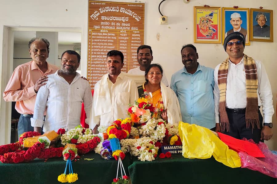 ಶ್ರವಣಬೆಳಗೊಳ ಹೋಬಳಿಯ ಕಾಂತರಾಜಪುರ ಗ್ರಾಮ ಪಂಚಾಯಿತಿಗೆ ನೂತನ ಅಧ್ಯಕ್ಷರಾಗಿ ಅವಿರೋಧವಾಗಿ ಆಯ್ಕೆಯಾದ ಅಮೃತಾ ಶಿಲ್ಪಾ ಅವರನ್ನು ಗ್ರಾಮ ಪಂಚಾಯಿತಿ ಸದಸ್ಯರು ಗಣ್ಯರು ಅಭಿನಂದಿಸಿದರು