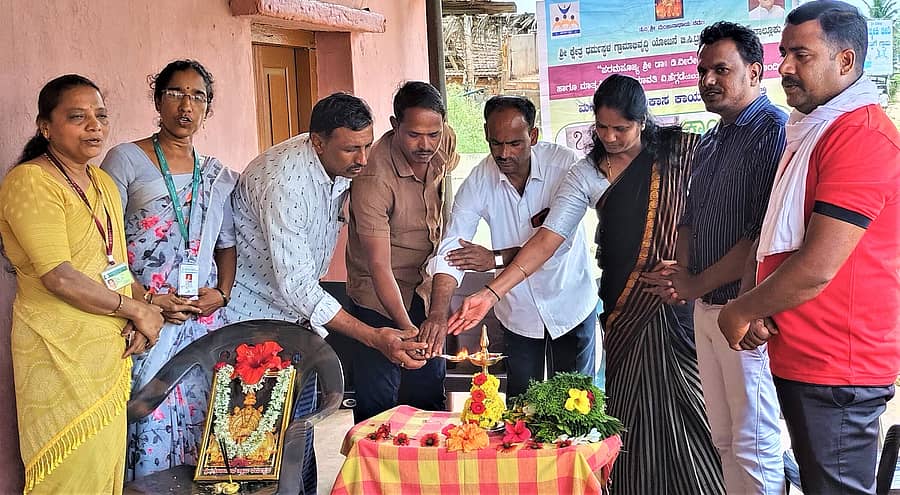 ತರೀಕೆರೆಯ ಶ್ರೀಕ್ಷೇತ್ರ ಧರ್ಮಸ್ಥಳ ಗ್ರಾಮಾಭಿವೃದ್ಧಿ ಯೋಜನೆ ವತಿಯಿಂದ ಇಟ್ಟಿಗೆ ಗ್ರಾಮದಲ್ಲಿ ಜ್ಞಾನವಿಕಾಸ ಸದಸ್ಯರಿಗೆ ‘ಅತಿಯಾದ ಮೊಬೈಲ್ ಬಳಕೆಯಿಂದ ಆಗುವ ಅನಾಹುತ ಮತ್ತು ಹೆಲ್ಮೆಟ್ ಬಳಕೆ’ ಬಗ್ಗೆ ಬೀದಿ ನಾಟಕದ ಮೂಲಕ ಅರಿವು ಮೂಡಿಸಲಾಯಿತು