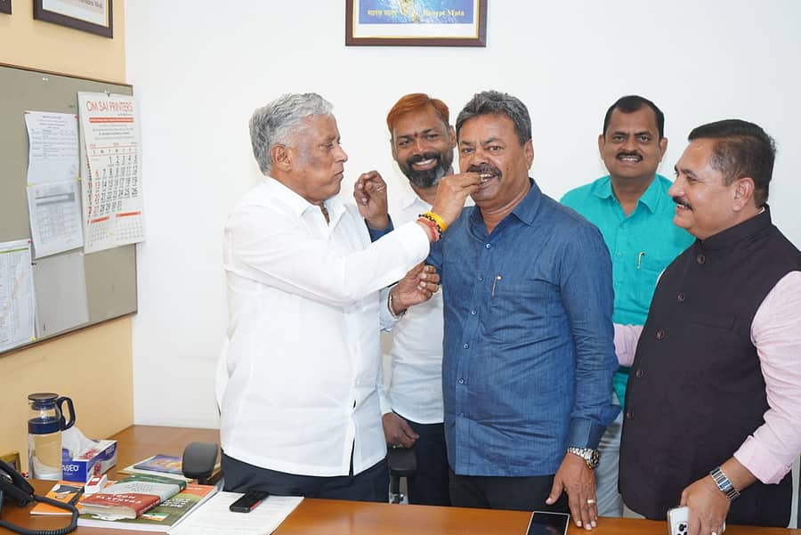 ಎಂ.ಪಿ.ರೇಣುಕಾಚಾರ್ಯ ಅವರಿಗೆ ವಿ.ಸೋಮಣ್ಣ ಸಿಹಿ ತಿನ್ನಿಸಿದರು. 