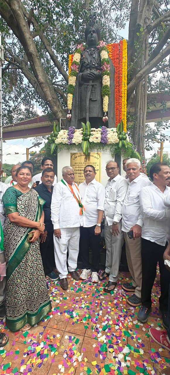 ಜೆ.ಸಿ. ನಗರದಲ್ಲಿ ಜಯಚಾಮರಾಜೇಂದ್ರ ಒಡೆಯರ್ ಪ್ರತಿಮೆಯನ್ನು ಬಿ.ಎಸ್‌. ಸುರೇಶ್‌ ಅನಾವರಣಗೊಳಿಸಿದರು