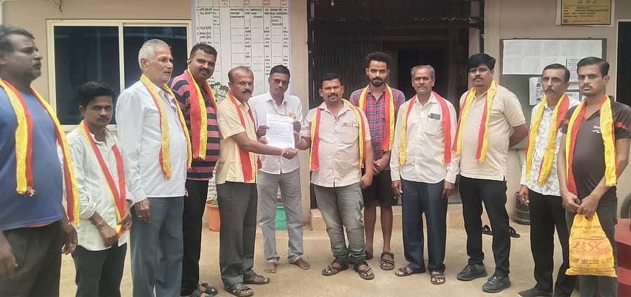 ರಾಣೆಬೆನ್ನೂರು ತಾಲ್ಲೂಕಿನ ಗ್ರಾಮೀಣ ಪ್ರದೇಶಗಳಲ್ಲಿ ಅಹ್ಯಾತವಾಗಿ ನಡೆಯುತ್ತಿರುವ ಮಟಕಾ ದಂಧೆಗೆ ಕಡಿವಾಣ ಹಾಕಬೇಕು ಎಂದು ಕರವೇ ಕಾರ್ಯಕರ್ತರು ಪ್ರತಿಭಟನೆ ನಡೆಸಿ ಪಂಚಾಯಿತಿ ಕಾರ್ಯದರ್ಶಿಗೆ ಮನವಿ ಸಲ್ಲಿಸಿದರು