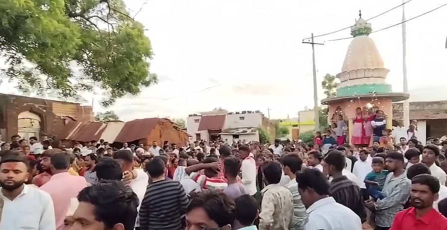 ಬೀದರ್ ತಾಲ್ಲೂಕಿನ ಕಾಶೆಂಪುರ (ಪಿ) ಗ್ರಾಮದಲ್ಲಿ ನಡೆದ ಮರಿಗೆಮ್ಮ ದೇವಿ ಜಾತ್ರೆಯಲ್ಲಿ ಪಾಲ್ಗೊಂಡಿದ್ದ ಜನರು