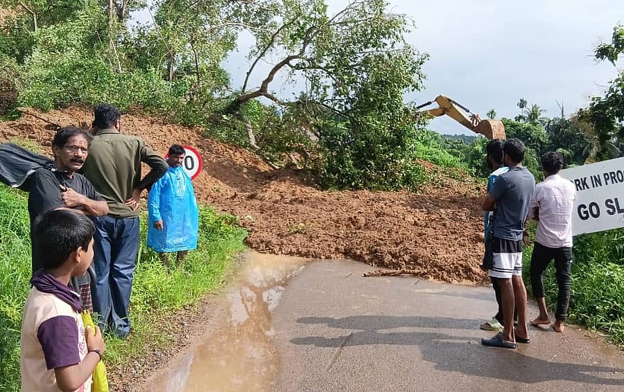 ಮಂಗಳೂರಿನ ಅದ್ಯಪಾಡಿ ಬಜಪೆ ಸಂಪರ್ಕಿಸುವ ರಸ್ತೆಯಲ್ಲಿ ಅಂತರರಾಷ್ಟ್ರೀಯ ವಿಮಾನ ನಿಲ್ದಾಣದ ಸಮೀಪ ವಿಟ್ಲಬೆಟ್ಟು ಎಂಬಲ್ಲಿ ಭೂಕುಸಿತ ಸಂಭವಿಸಿ ಕೆಲಹೊತ್ತು ಸಂಚಾರ ಸ್ಥಗಿತಗೊಂಡಿತ್ತು