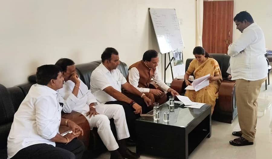 ಬಿಜೆಪಿ ಮುಖಂಡರು ಬೀದರ್‌ನಲ್ಲಿ ಗುರುವಾರ ಜಿಲ್ಲಾಧಿಕಾರಿ ಶಿಲ್ಪಾ ಶರ್ಮಾ ಅವರನ್ನು ಭೇಟಿ ಮಾಡಿ ಮಾತುಕತೆ ನಡೆಸಿದರು