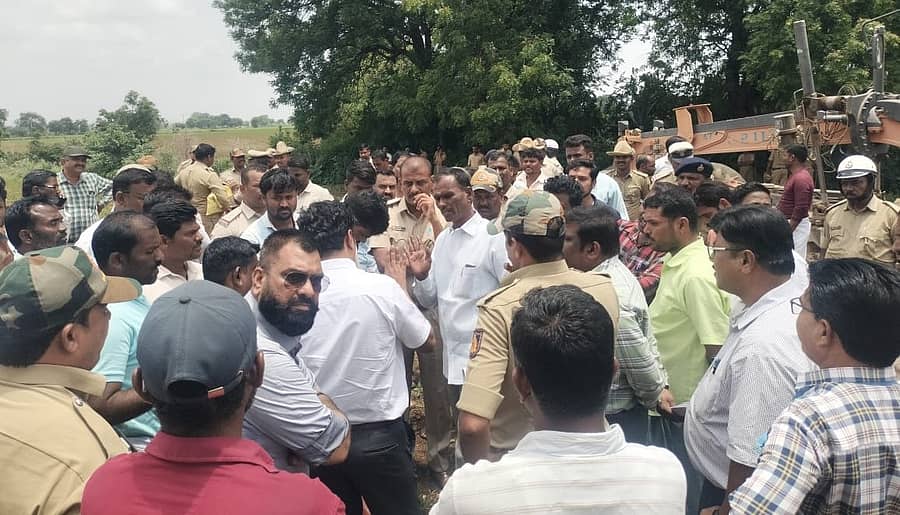 ಭಾರತ ಮಾಲಾ ಹೆದ್ದಾರಿ ನಡೆಯುವ ಮಸ್ಕಿ ತಾಲ್ಲೂಕಿನ ಗೋನ್ವಾರ ಸಮೀಪ ಗುರುವಾರ ರೈತರು ಕಾಮಗಾರಿಗೆ ಅಡ್ಡಿ ಪಡಿಸಿರುವುದು