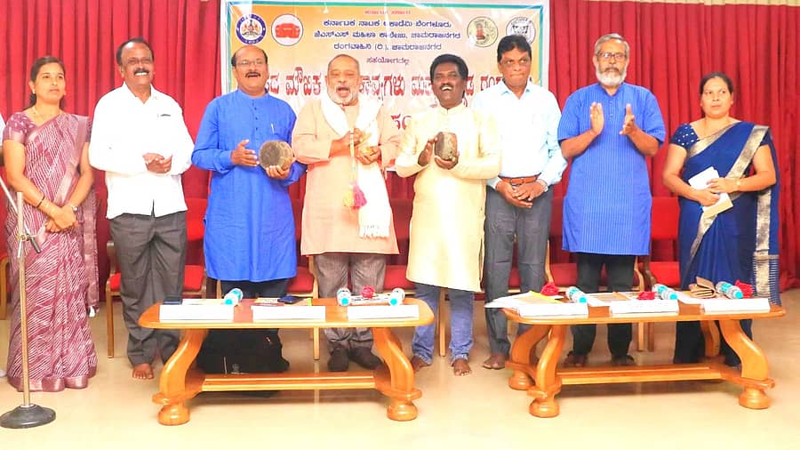 ಕರ್ನಾಟಕ ನಾಟಕ ಅಕಾಡೆಮಿ, ಜೆಎಸ್‌ಎಸ್‌ ಮಹಿಳಾ ಕಾಲೇಜು, ರಂಗವಾಹಿನಿ ಸಂಸ್ಥೆ  ಬುಧವಾರ ಹಮ್ಮಿಕೊಂಡಿದ್ದ ‘ಜನಪದ ಮೌಖಿಕ ಮಹಾಕಾವ್ಯಗಳು ಮತ್ತು ಕನ್ನಡ ರಂಗಭೂಮಿ ’ ವಿಚಾರ ಸಂಕಿರಣವನ್ನು ಕರ್ನಾಟಕ ನಾಟಕ ಅಕಾಡೆಮಿ ಅಧ್ಯಕ್ಷ ಕೆ.ವಿ.ನಾಗರಾಜ ಮೂರ್ತಿ ಉದ್ಘಾಟಿಸಿದರು 