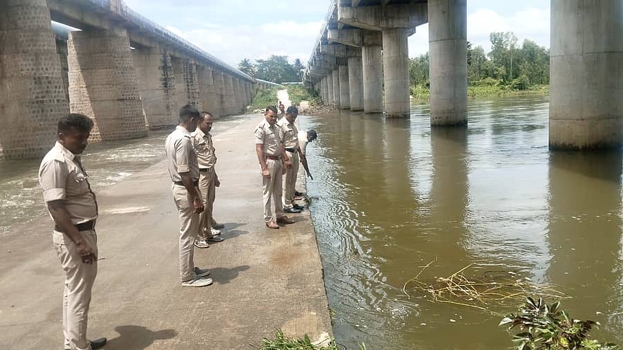 ಹಲಗೂರು ಸಮೀಪದ ತೊರೆಕಾಡನಹಳ್ಳಿ ಬಳಿ ನೀರಿನಲ್ಲಿ ಕೊಚ್ಚಿ ಹೋದ ಅರುಣ್ ನನ್ನು ಪೊಲೀಸರು ಮತ್ತು ಅಗ್ನಿ ಶಾಮಕ ದಳ ಸಿಬ್ಬಂದಿ ಪತ್ತೆ ಹಚ್ಚುವ ಕಾರ್ಯದಲ್ಲಿ ನಿರತರಾರುವುದು 
