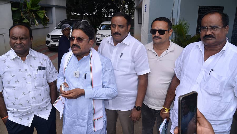 ಕೋಮುಲ್‌ ಆಡಳಿತ ಮಂಡಳಿ ಸಭೆ ಬಳಿಕ ಶಾಸಕ, ಒಕ್ಕೂಟದ ನಿರ್ದೇಶಕ ಎಸ್‌.ಎನ್‌.ನಾರಾಯಣಸ್ವಾಮಿ ಮಾತನಾಡಿದರು 