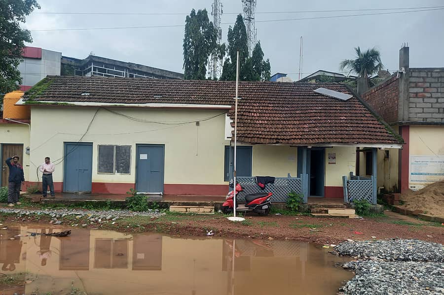 ರಾಷ್ಟ್ರೀಯ ಹೆದ್ದಾರಿ ವಿಸ್ತರಣೆ ಕಾಮಗಾರಿಗೆ ಮುಂಭಾಗ ಕಳೆದುಕೊಂಡಿರುವ ಹೊನ್ನಾವರ ತಾಲ್ಲೂಕು ಪಶು ಆಸ್ಪತ್ರೆ        