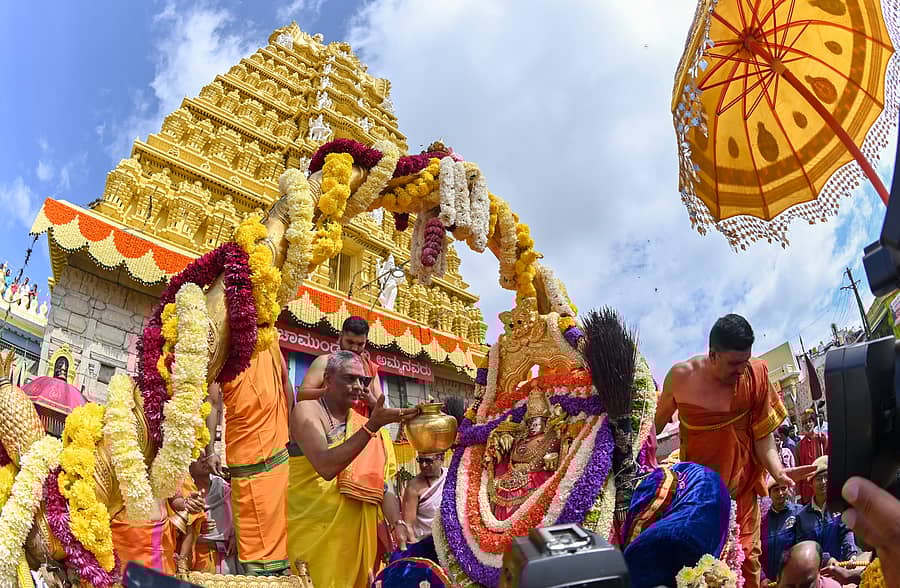 ಮೈಸೂರಿನ ಚಾಮುಂಡಿ ಬೆಟ್ಟದಲ್ಲಿ ಗುರುವಾರ ‘ಚಾಮುಂಡೇಶ್ವರಿ ವರ್ಧಂತಿ’ ಪ್ರಯುಕ್ತ ಉತ್ಸವ ಮೂರ್ತಿಗೆ ದೇವಾಲಯದ ಮುಖ್ಯ ಅರ್ಚಕ ಶಶಿಶೇಖರ ದೀಕ್ಷಿತ್ ಆರತಿ ಬೆಳಗಿದರು -ಪ್ರಜಾವಾಣಿ ಚಿತ್ರ/ಅನೂಪ್ ರಾಘ.ಟಿ.