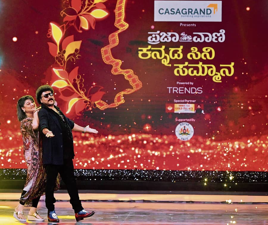 <div class="paragraphs"><p>ಬೆಂಗಳೂರಿನಲ್ಲಿ ಜೂನ್27ರಂದು ನಡೆದ ಪ್ರಜಾವಾಣಿ ಕನ್ನಡ ಸಿನಿ ಸಮ್ಮಾನದ ಮೂರನೇ ಆವೃತ್ತಿಯ ಕಾರ್ಯಕ್ರಮದಲ್ಲಿ ರವಿಚಂದ್ರನ್ ಹಾಗೂ ಮಾಲಶ್ರೀ ಹಾಡಿಗೆ ಹೆಜ್ಜೆ ಹಾಕಿದರು</p></div>