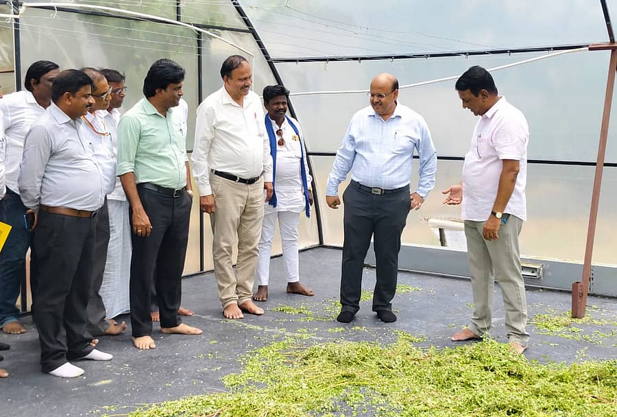 ಕೊಪ್ಪಳ ಜಿಲ್ಲಾಧಿಕಾರಿ ಸುರೇಶ ಇಟ್ನಾಳ ಅವರು ಅಧಿಕಾರಿಗಳ ಜೊತೆ ಕೃಷಿ ಚಟುವಟಿಕೆಗಳ ಬಗ್ಗೆ ಪರಿಶೀಲನೆ ನಡೆಸಿದರು