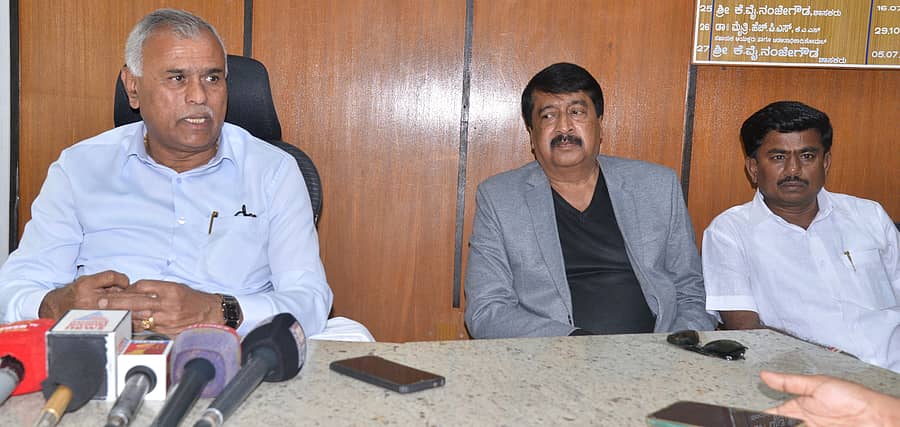 ಕೋಲಾರದ ಕೋಮುಲ್‌ ಕಚೇರಿಯಲ್ಲಿ ಗುರುವಾರ ಹಾಲು ಒಕ್ಕೂಟದ ಅಧ್ಯಕ್ಷ, ಶಾಸಕ ಕೆ.ವೈ.ನಂಜೇಗೌಡ ಮಾತನಾಡಿದರು
