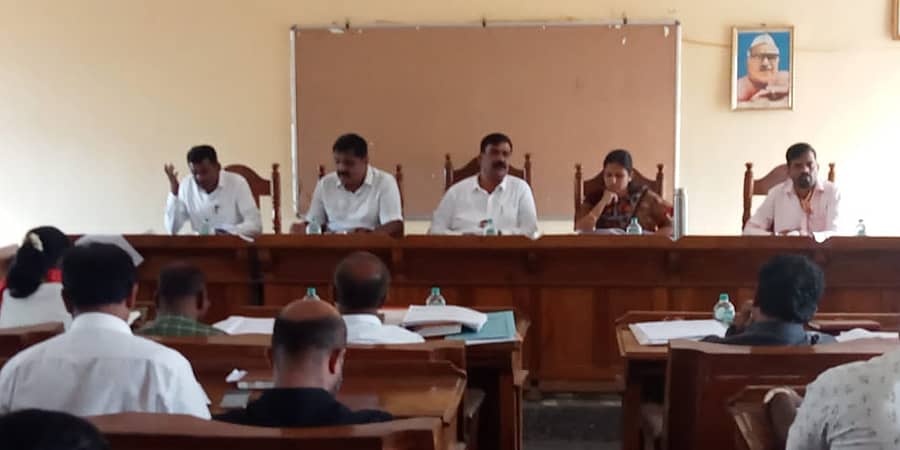 <div class="paragraphs"><p>ಕೆ. ಆರ್.ಪೇಟೆ ಪಟ್ಟಣದ ತಾಲೂಕು ಪಂಚಾಯಿತಿ ಸಭಾಂಗಣದಲ್ಲಿ ನಡೆದ ತಾಲೂಕು ಪಂಚಾಯಿತಿ ಸಾಮಾನ್ಯ ಸಭೆಯು ಶಾಸಕ ಎಚ್.ಟಿ.ಮಂಜು ಅಧ್ಯಕ್ಷತೆಯಲ್ಲಿ ನಡೆಯಿತು.</p></div>