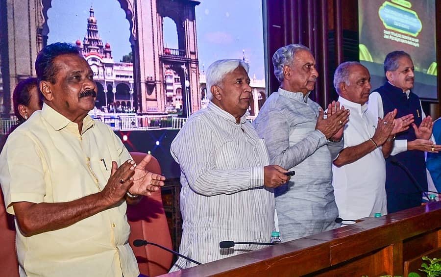 ವಿಧಾನ ಪರಿಷತ್ತಿನ ಇತಿಹಾಸ ಕುರಿತ ಕಿರುಚಿತ್ರವನ್ನು ಎಚ್.ಕೆ. ಪಾಟೀಲ ಬಿಡುಗಡೆ ಮಾಡಿದರು. ಕೆ.ಟಿ. ಶ್ರೀಕಂಠೇಗೌಡ, ಬಸವರಾಜ ಹೊರಟ್ಟಿ, ಎನ್‌.ಎಸ್. ಬೋಸರಾಜು, ಯು.ಬಿ. ವೆಂಕಟೇಶ್ ಉಪಸ್ಥಿತರಿದ್ದರು. ಪ್ರಜಾವಾಣಿ ಚಿತ್ರ.