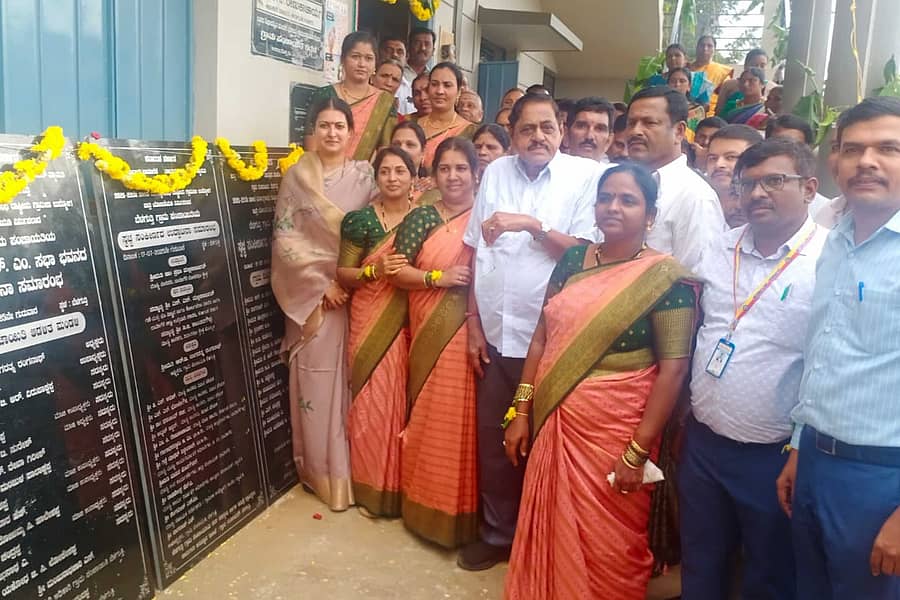 ನ್ಯಾಮತಿ ತಾಲ್ಲೂಕು ಬೆಳಗುತ್ತಿಯಲ್ಲಿ ಗುರುವಾರ ವಿವಿಧ ಕಟ್ಟಡಗಳನ್ನು ಸಂಸದೆ ಡಾ.ಪ್ರಭಾ ಮಲ್ಲಿಕಾರ್ಜುನ್ ಉದ್ಘಾಟಿಸಿದರು. ಶಾಸಕ ಡಿ.ಜಿ.ಶಾಂತನಗೌಡ ಭಾಗವಹಿಸಿದ್ದರು