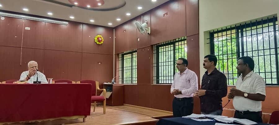 ಹಳಿಯಾಳದಲ್ಲಿ ನಡೆದ ಪ್ರಗತಿ ಪರಿಶೀಲನಾ ಸಭೆಯಲ್ಲಿ  ಶಾಸಕ ಆರ್‌.ವಿ.ದೇಶಪಾಂಡೆ ಮಾತನಾಡಿದರು