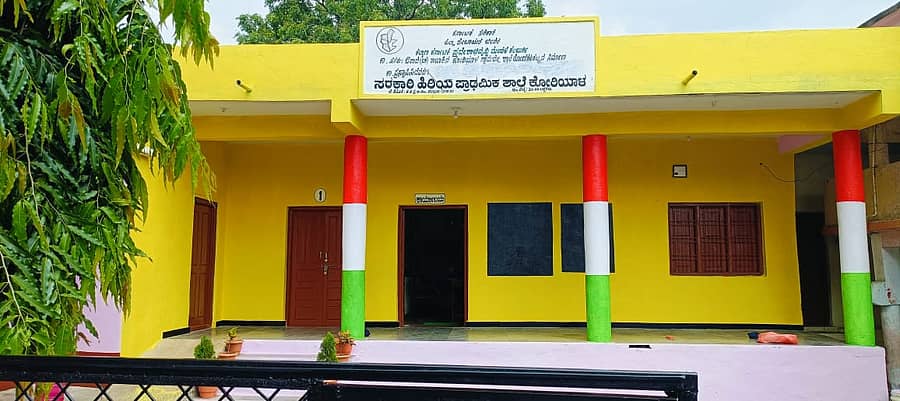 ಕಮಲನಗರ ತಾಲ್ಲೂಕಿನ ಕೋರಿಯಾಳ ಗ್ರಾಮದ ಸರ್ಕಾರಿ ಹಿರಿಯ ಪ್ರಾಥಮಿಕ ಶಾಲೆಗೆ ಸುಣ್ಣ-ಬಣ್ಣ ಬಳದಿರುವುದು