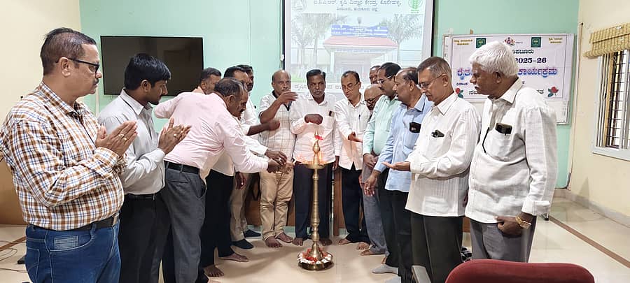 ಕೊನೇಹಳ್ಳಿ ಕೃಷಿ ವಿಜ್ಞಾನ ಕೇಂದ್ರದಲ್ಲಿ ಕೃಷಿಕ ಸಮಾಜದ ಕಾರ್ಯಕಾರಿ ಸಮಿತಿ ಸದಸ್ಯರ ಸಭೆ ನಡೆಯಿತು
