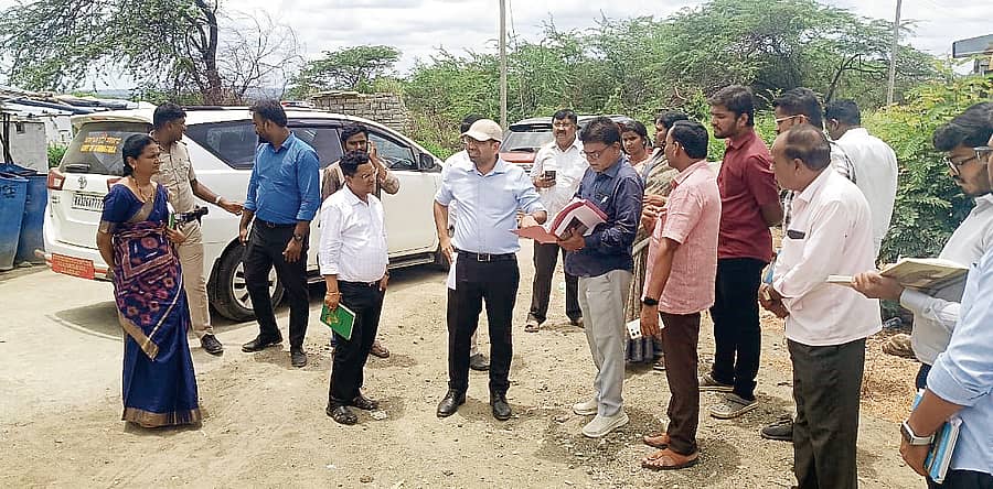 ಕಾಳಗಿ ತಾಲ್ಲೂಕಿನ ತೇಗಲತಿಪ್ಪಿ ಗ್ರಾಮದಲ್ಲಿ ಗುರುವಾರ ಜಿಲ್ಲಾ ಪಂಚಾಯಿತಿ ಸಿಇಒ ಭಂವರ್ ಸಿಂಗ್ ಮೀನಾ ಅವರು ಜೆಜೆಎಂ ಕಾಮಗಾರಿ ಕುರಿತು ಕಡತಗಳನ್ನು ಪರಿಶೀಲಿಸಿದರು
