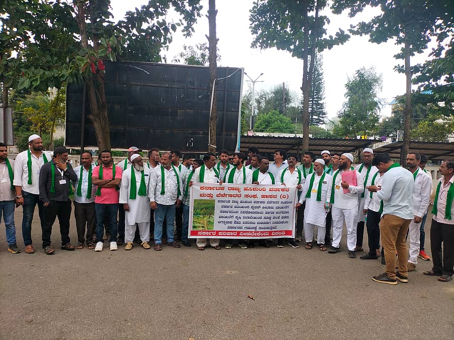 ಹಸಿ ಶುಂಠಿ ಬೆಳೆ ನಷ್ಟಕ್ಕೆ ಪರಿಹಾರ ವಿತರಿಸಬೇಕು ಎಂದು ಆಗ್ರಹಿಸಿ ರಾಜ್ಯ ಹಸಿ ಶುಂಠಿ ವರ್ತಕರ ಮತ್ತು ಬೆಳೆಗಾರರ ಸಂಘದ ಸದಸ್ಯರು ಹಾಗೂ ಬೆಳೆಗಾರರು ಜಿಲ್ಲಾಧಿಕಾರಿ ಕಚೇರಿ ಎದುರು ಬುಧವಾರ ಪ್ರತಿಭಟನೆ ನಡೆಸಿದರು