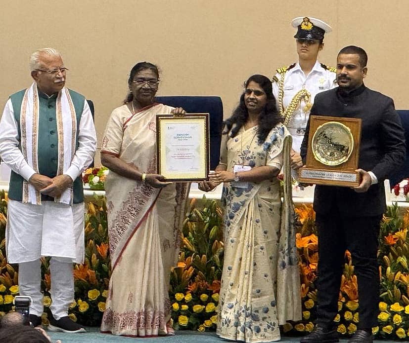 ನವದೆಹಲಿಯ ವಿಜ್ಞಾನ ಭವನದಲ್ಲಿ ಗುರುವಾರ ನಡೆದ ಸಮಾರಂಭದಲ್ಲಿ ರಾಷ್ಟ್ರಪತಿ ದ್ರೌಪದಿ ಮುರ್ಮು ಅವರು ರಾಜ್ಯ ನಗರಾಭಿವೃದ್ಧಿ ಇಲಾಖೆ ಕಾರ್ಯದರ್ಶಿ ದೀಪಾ ಚೋಳನ್ ಹಾಗೂ ಪಾಲಿಕೆ ಆಯುಕ್ತ ಶೇಖ್ ತನ್ವೀರ್ ಆಸೀಫ್ ಅವರಿಗೆ ಪ್ರಶಸ್ತಿ ಪ್ರದಾನ ಮಾಡಿದರು
