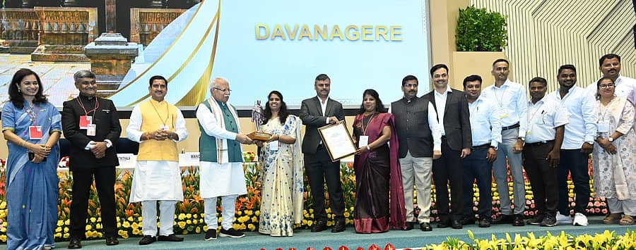 ದೆಹಲಿಯಲ್ಲಿ ಗುರುವಾರ ನಡೆದ ಸಮಾರಂಭದಲ್ಲಿ ಕೇಂದ್ರ ವಸತಿ ಮತ್ತು ನಗರ ವ್ಯವಹಾರಗಳ ಸಚಿವ ಮನೋಹರಲಾಲ್‌ ಖಟ್ಟರ್‌ ಅವರು ದಾವಣಗೆರೆ ಮಹಾನಗರ ಪಾಲಿಕೆಗೆ ‘ಮಿನಿಸ್ಟೀರಿಯಲ್‌’ ಪ್ರಶಸ್ತಿ ಪ್ರದಾನ ಮಾಡಿದರು