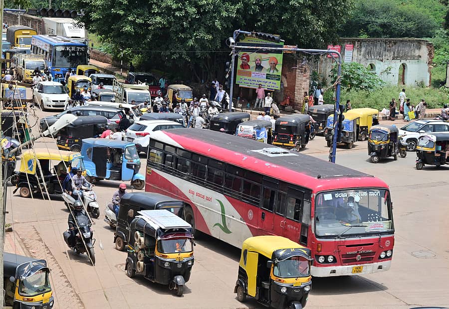 ಹುಬ್ಬಳ್ಳಿಯ ಕಾರವಾರ ರಸ್ತೆಯಲ್ಲಿ ಸಂಚಾರ ದಟ್ಟಣೆಯಿಂದಾಗಿ ವಾಹನ ಸವಾರರು ಪರದಾಡಿದರು
–ಪ್ರಜಾವಾಣಿ ಚಿತ್ರ: ಗೋವಿಂದಾರಾಜ ಜವಳಿ
