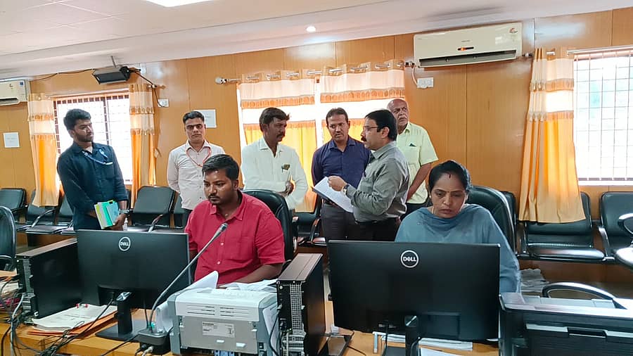 ಚಿಕ್ಕಬಳ್ಳಾಪುರ ನಗರಸಭೆಗೆ ಭೇಟಿ ನೀಡಿದ ಜಿಲ್ಲಾಧಿಕಾರಿ ಪಿ.ಎನ್.ರವೀಂದ್ರ ಖಾತೆಗಳ ಬಗ್ಗೆ ಮಾಹಿತಿ ಪಡೆದರು