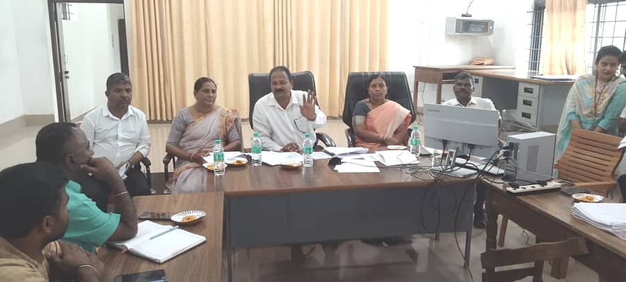 ನರಸಿಂಹರಾಜಪುರದ ತಾಲ್ಲೂಕು ಕಚೇರಿಯಲ್ಲಿ ಗುರುವಾರ ಬಗರ್ ಹುಕುಂ ಸಮಿತಿ ಅಧ್ಯಕ್ಷ ಈ.ಸಿ.ಜೋಯಿ ಅಧ್ಯಕ್ಷತೆಯಲ್ಲಿ ಸಭೆ ನಡೆಯಿತು