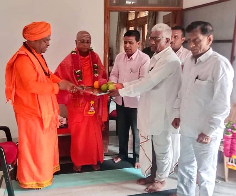ರಾಷ್ಟ್ರೀಯ ಬಸವ ದಳದ ಪ್ರಮುಖರು ಲಿಂಗಾಯತ ಮಠಾಧಿಪತಿಗಳ ಒಕ್ಕೂಟದ ಅಧ್ಯಕ್ಷ ಬಸವಲಿಂಗ ಪಟ್ಟದ್ದೇವರಿಗೆ ಮನವಿ ಪತ್ರ ಸಲ್ಲಿಸಿದರು