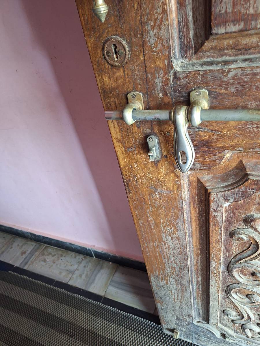 ಹರಪನಹಳ್ಳಿ ಶಾಸಕಿ ಎಂ.ಪಿ.ಲತಾ ಮಲ್ಲಿಕಾರ್ಜುನ ಅವರ ಕಚೇರಿಯ ಚಿಲಕ ಮುರಿದಿರುವ ಕಳ್ಳರು.